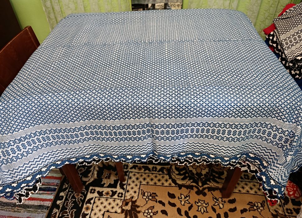 față de masă cu ciucuri