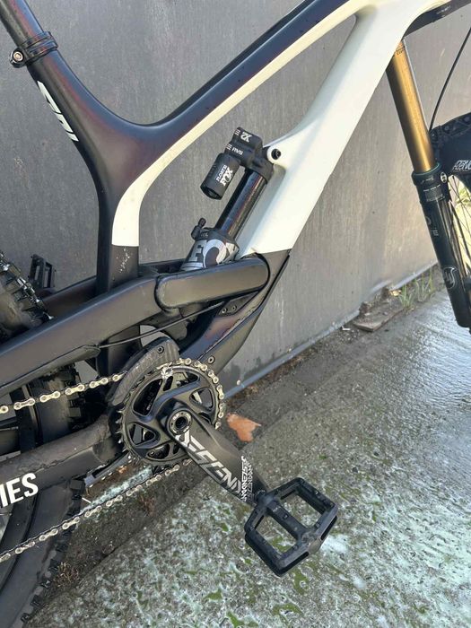 Bicicleta downhill: YT tues CF PRO RACE 27,5