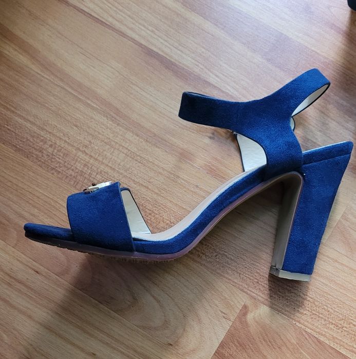 Sandale albastre din piele intoarsa cu toc (vanzare urgenta)