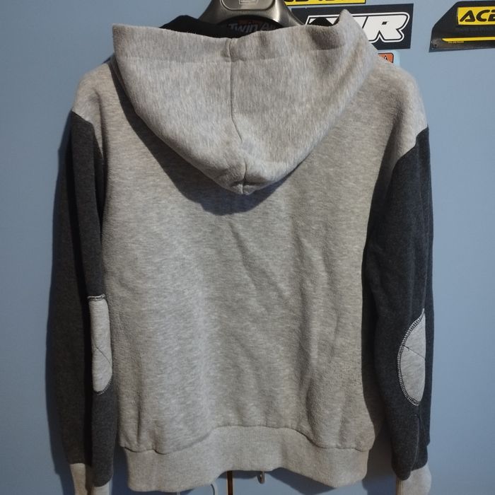 Предлагам ватирани якета,суичър и елек.Различни размери.По 5 евро