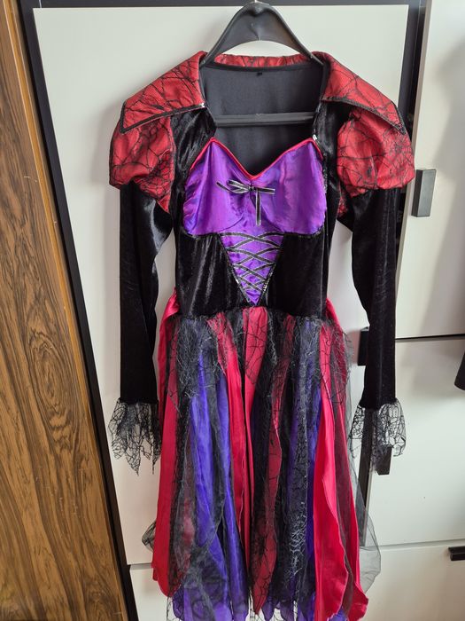 Костюм на вещица и костюм на ангел