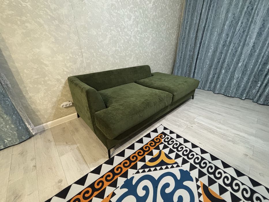 продается зеленый диван