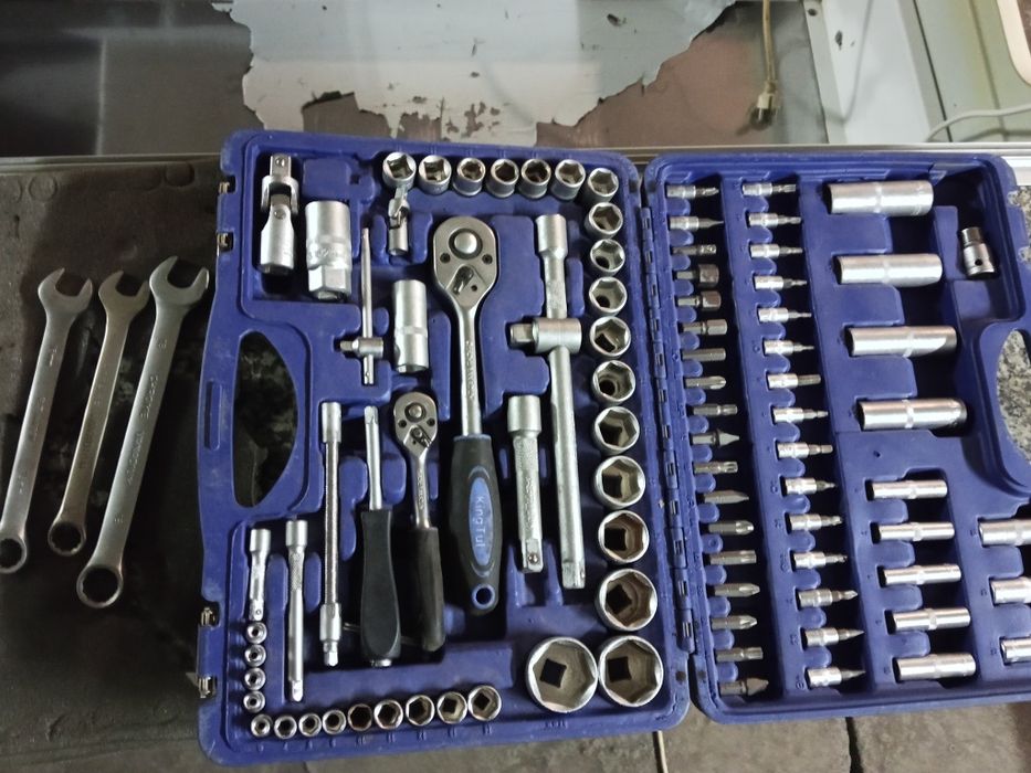 Домкрат и 2 набора инструментов.