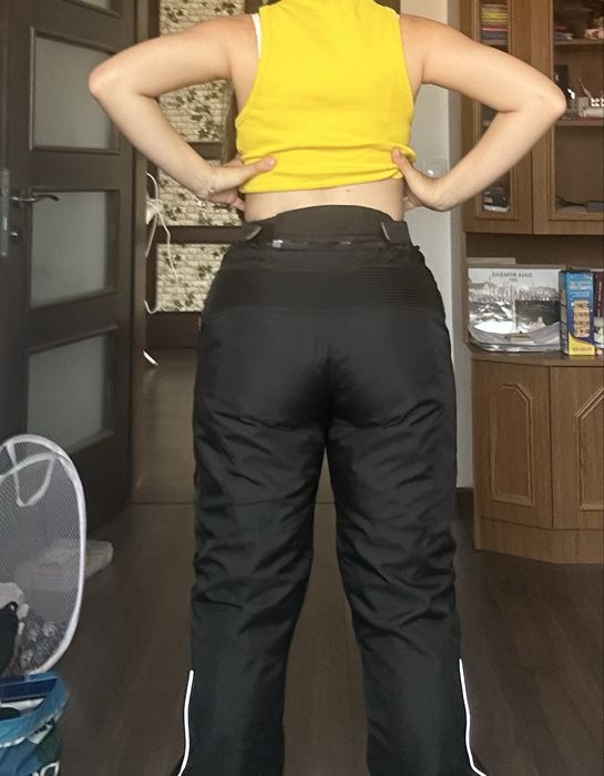Pantaloni moto cu protectii genunchi