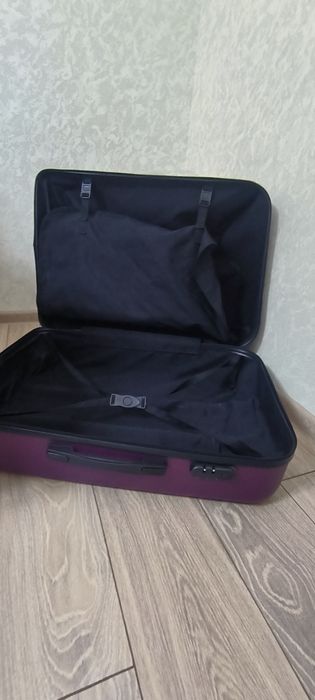 Продается большой  чемодан