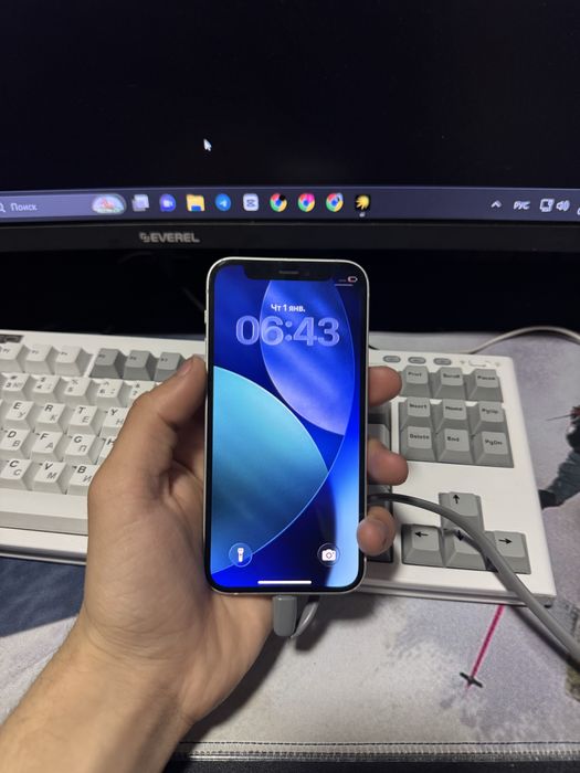 iPhone 12 mini.