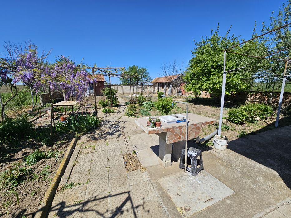 Двуетажна къща в с. Победа