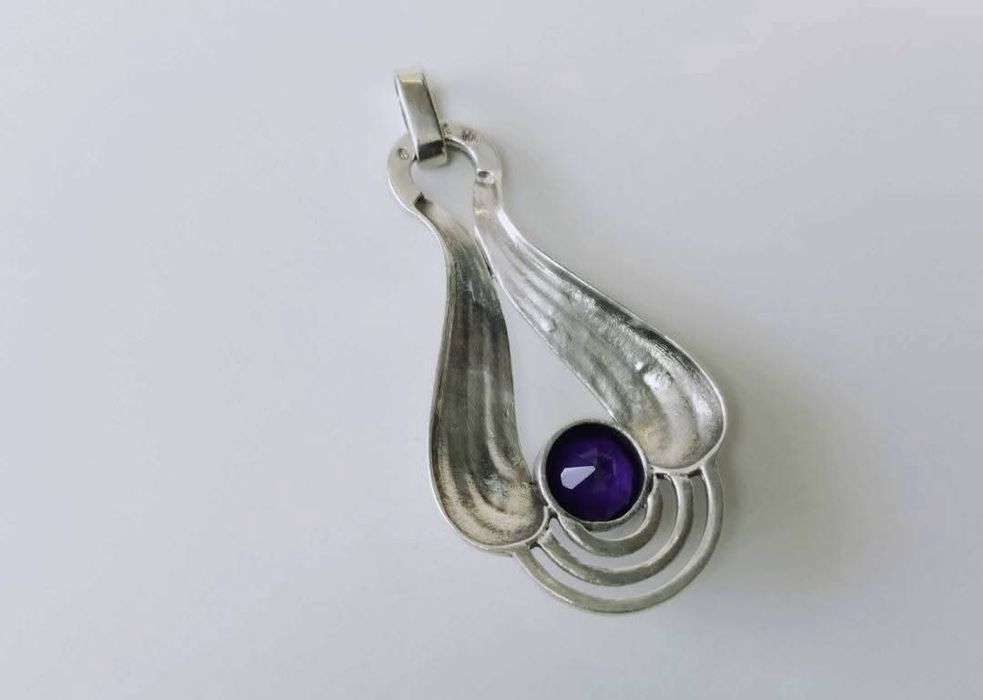 Vechi pandantiv din argint de 800, Depose cu piatra ametist
Proveni