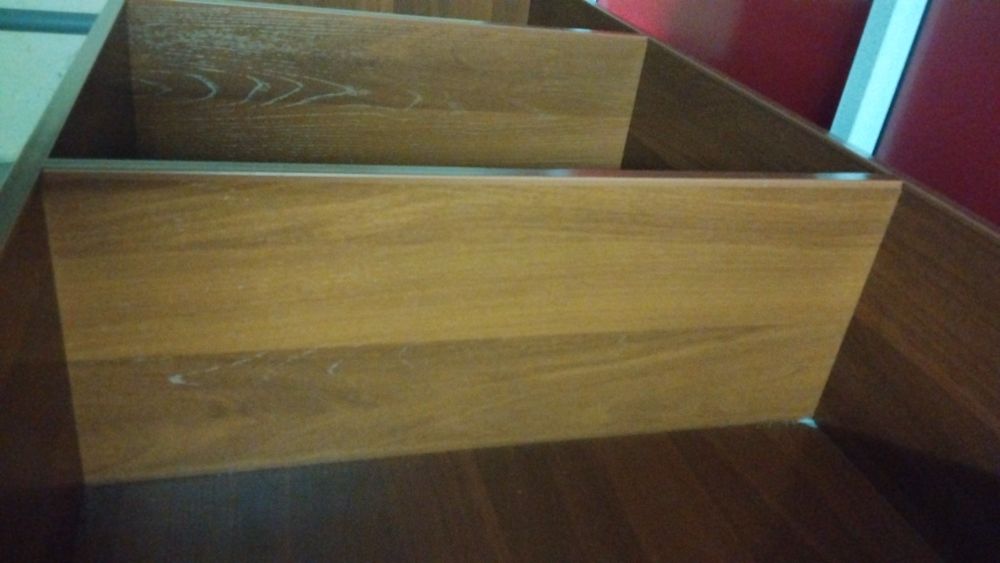 Стол с глубокими делениями