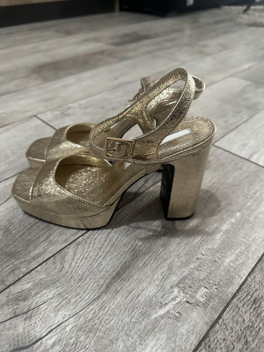 Златни обувки с дебел ток