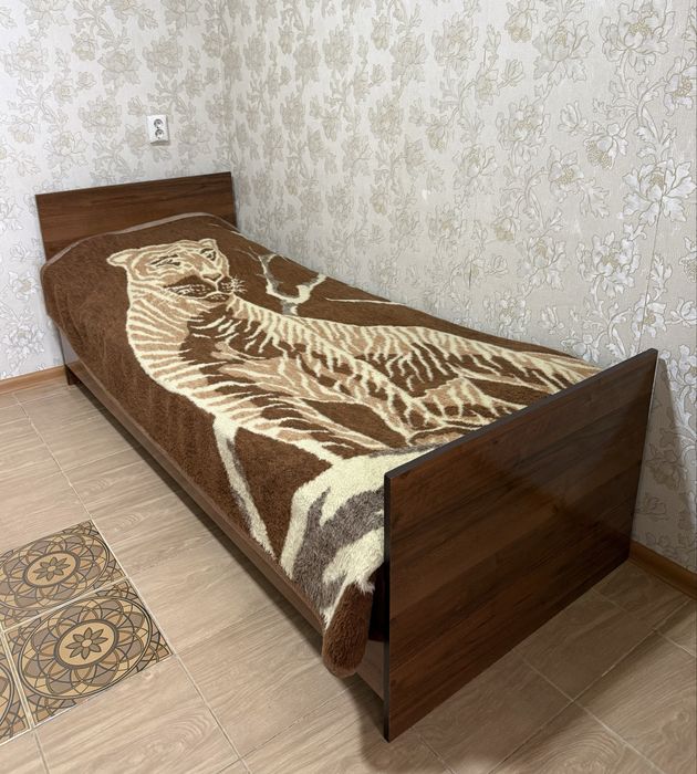 Кровать без матраса
