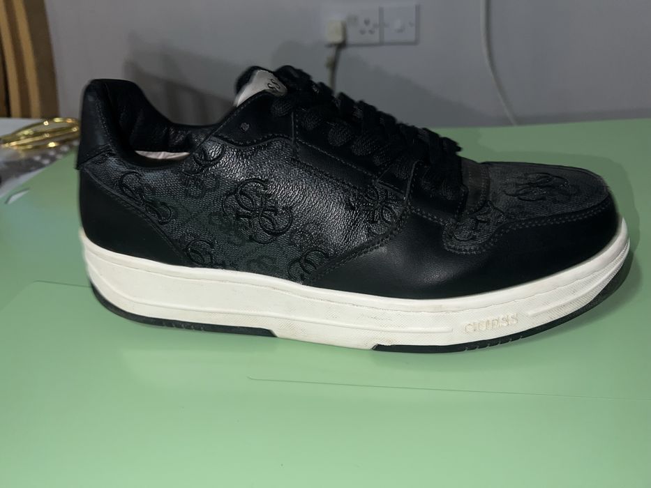 Adidasi negri Guess