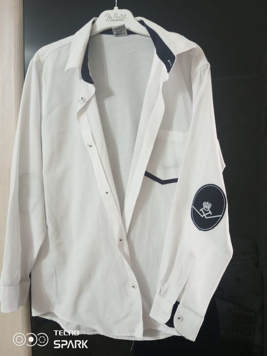 Продам белые рубашки на мальчика