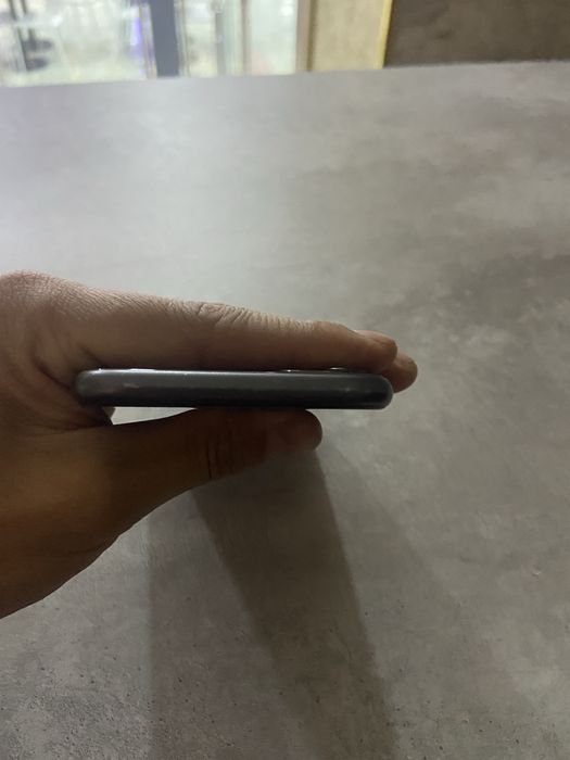 Айфон 11 черном свете