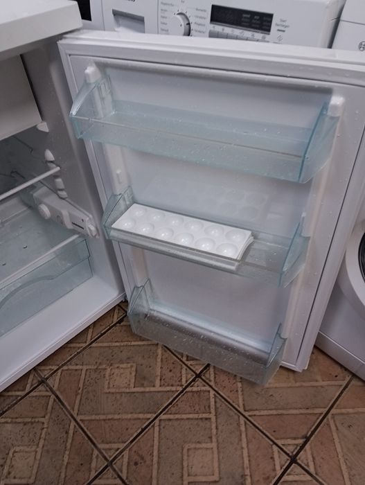 Като нов малък хладилник с вътрешна камера Liebherr  с две години гаранция!