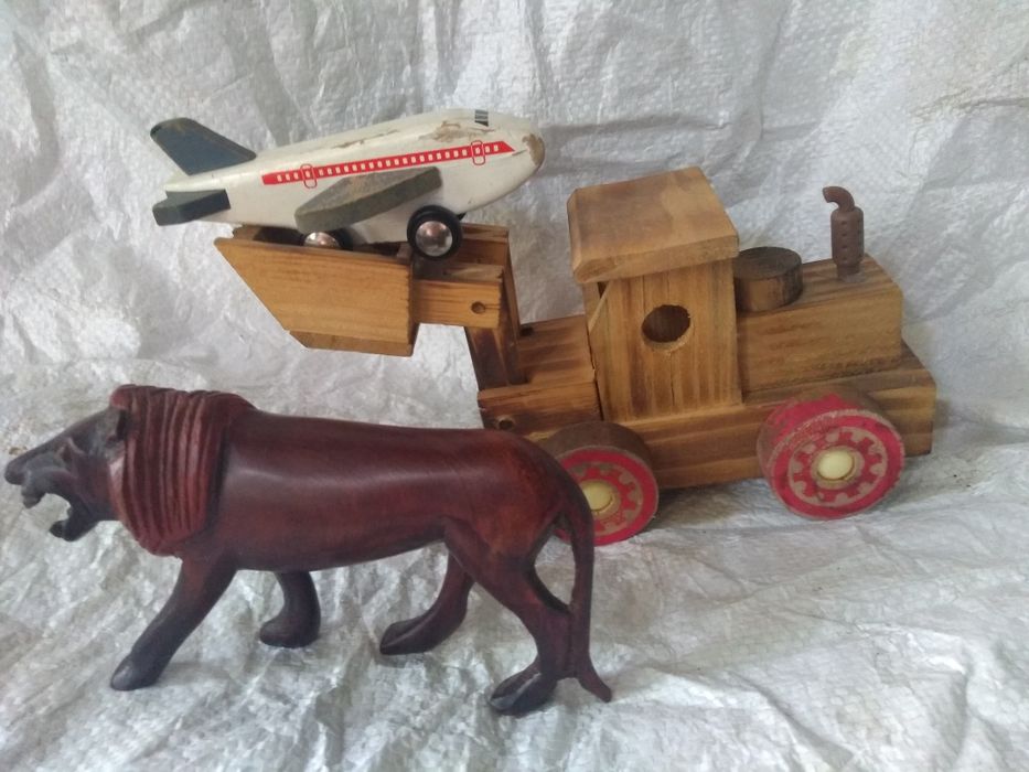 Лот дървени фигурки . Цената е за всички.