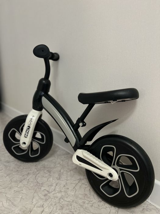 Продам беговел новый