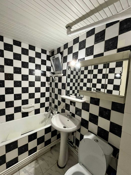 Inchiriez apartament 3 camere decomandate, central, BCR, Targu Neamt