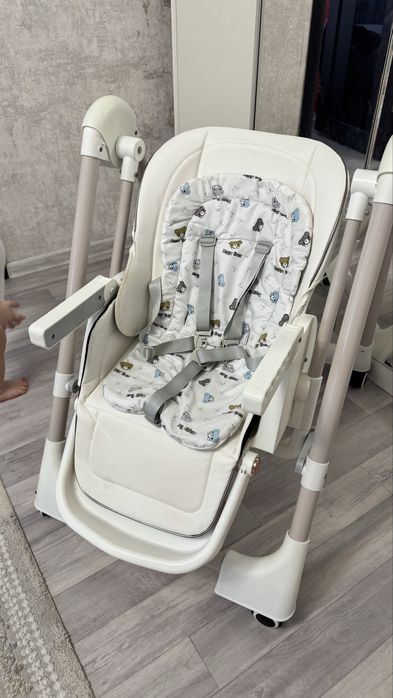 Стульчик для кормления с качелью