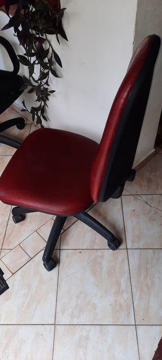 Vând mobilier birou dulap, scaune  etc