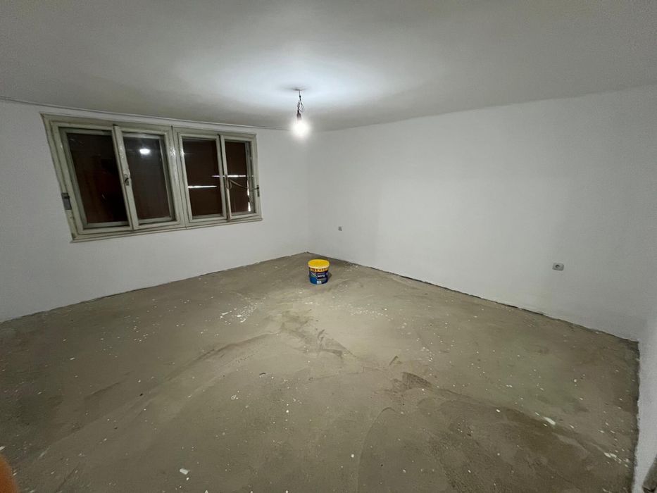 Casă bătrânească și grădină