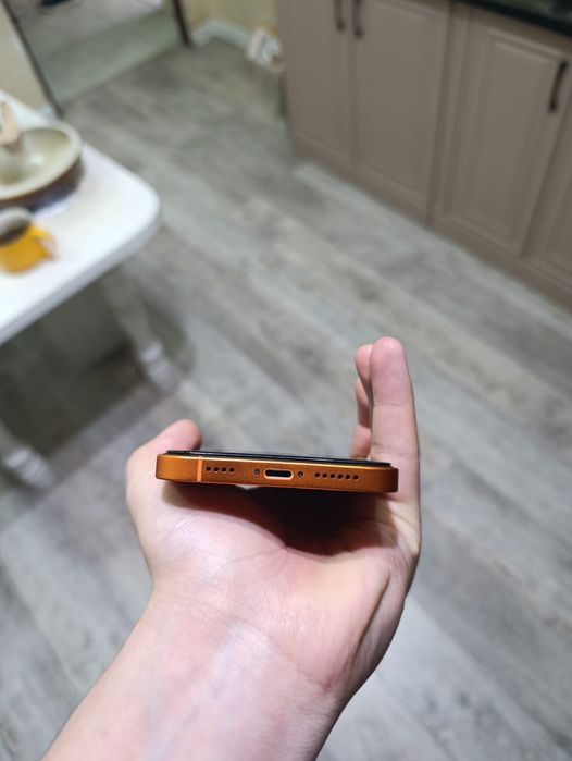 Iphone 17 pro оранжевый