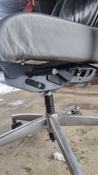 Scaun rotativ din piele