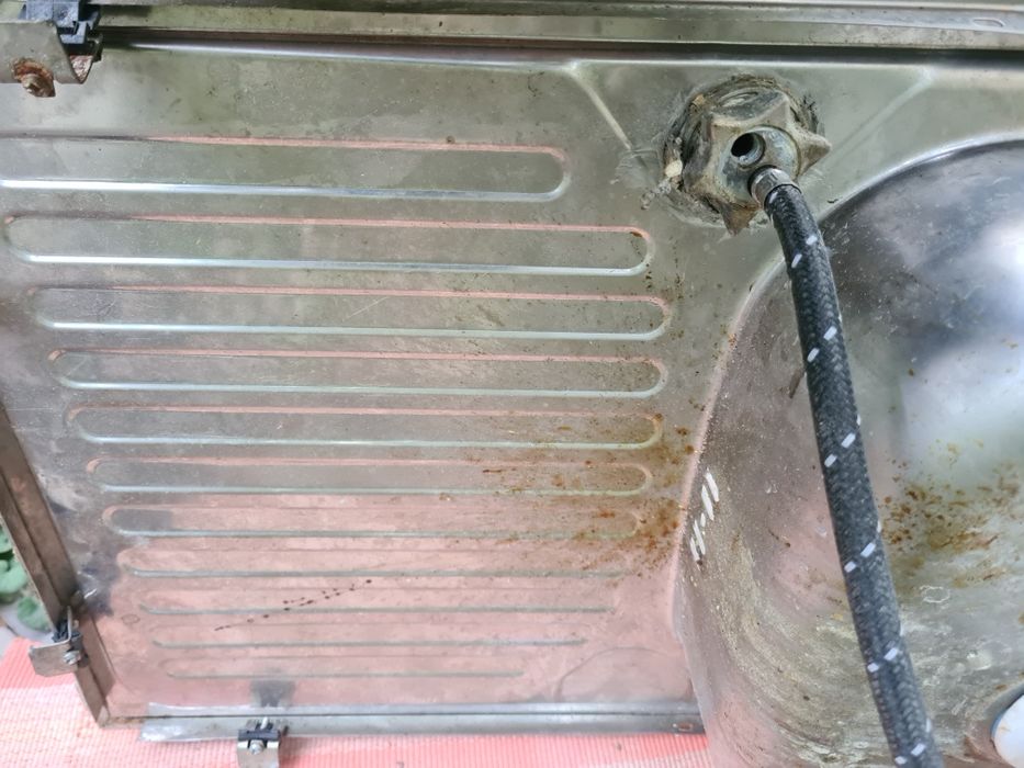 Продаётся  кухонная раковина .