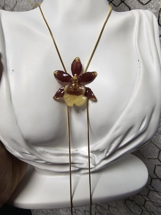 Колие с естествен цвят на мини орхидея.