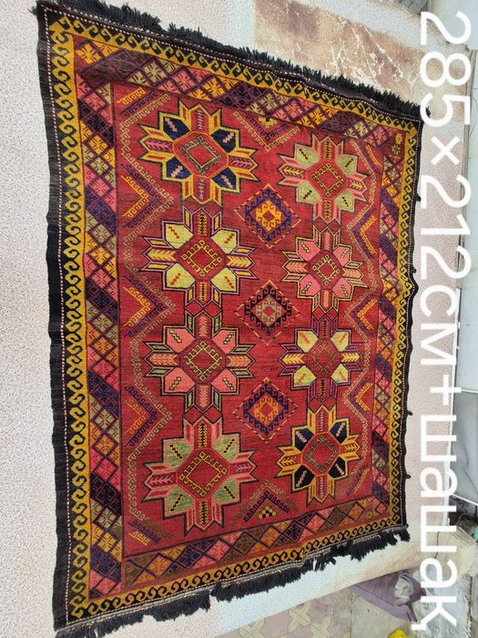 Қол Кілем тағы басқа қол өнер сатылады