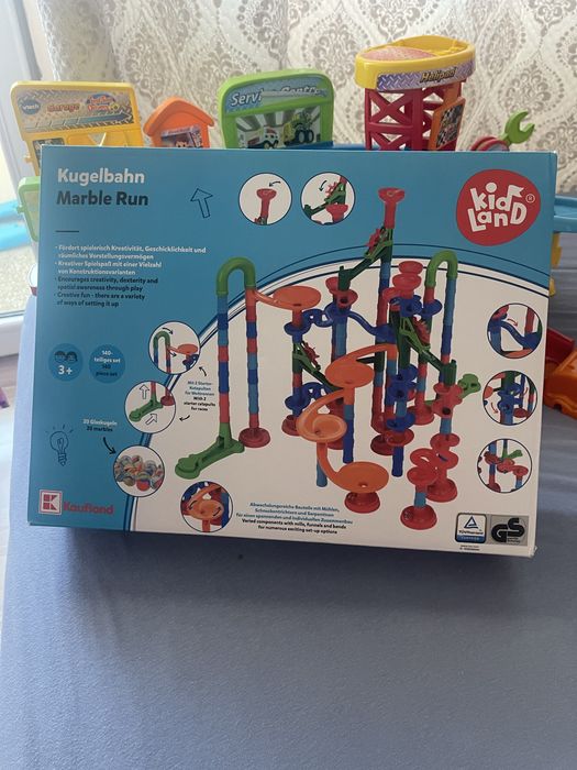 Лот с играчки. Писта vtech, lego, писта с топчета, плюшени играчки и много други колички