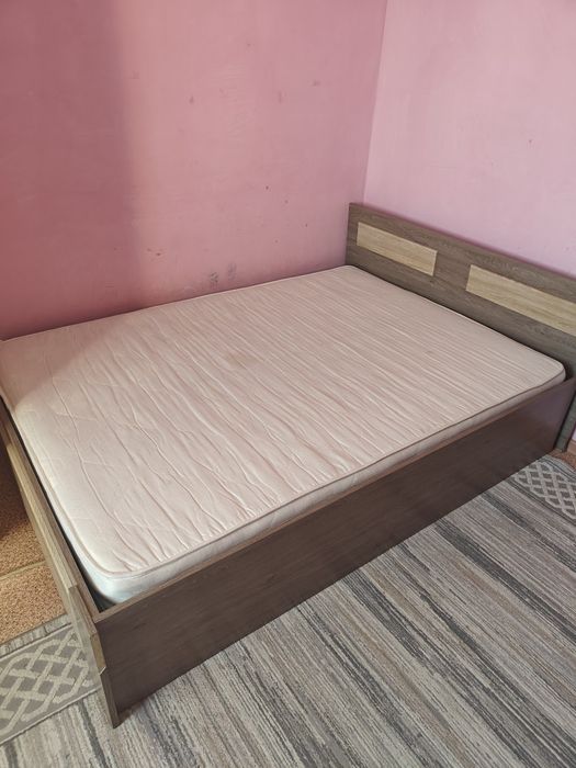 Старая кровать с матрасом