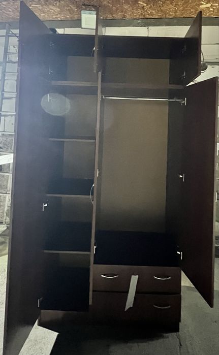 Продам 2  шкафа и камод