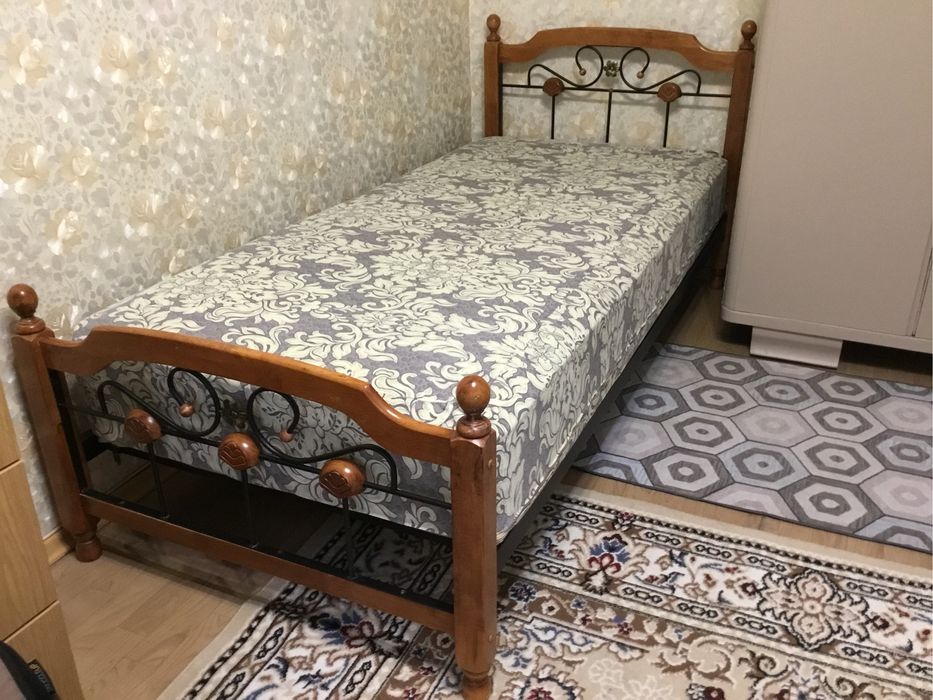 Кровать с матрацем, в отличном состоянии