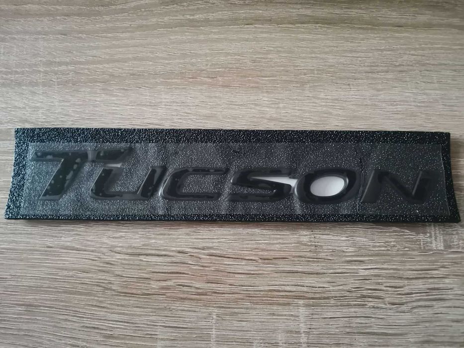 черен надпис Hyundai Tucson