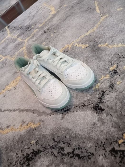 Vând adidași purtați