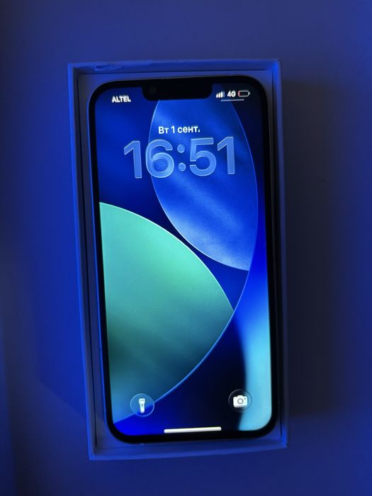 iPhone 13 White Product