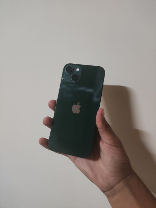 iPhone 13 green.