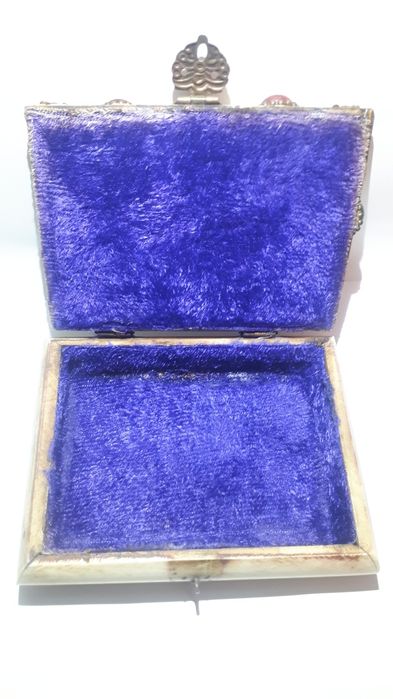 Кутия за бижута от камилска кост