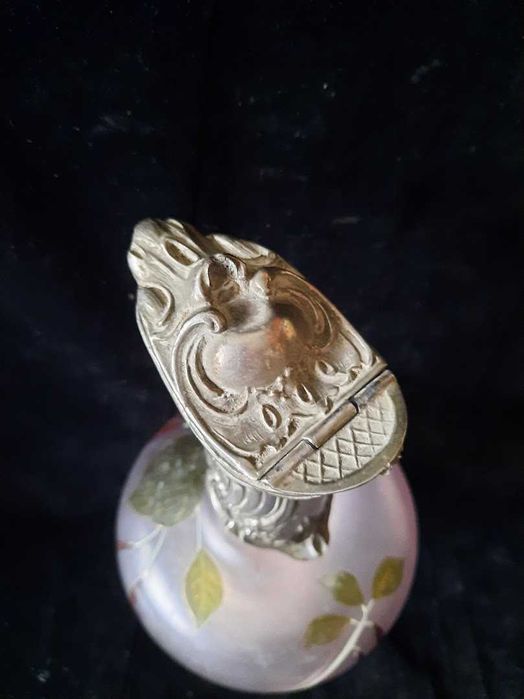 decantor sticla emailata cu decor flori metalice stil Art Nouveau