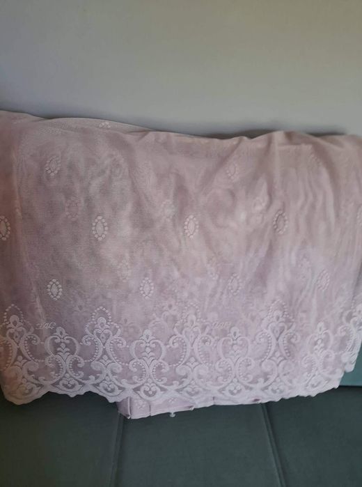 Чаршафи.Покривки за легло.Бели  копринени плътни завеси.