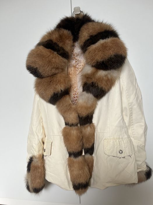 Дамско палто от телешка кожа и кожена яка от естествен косъм.