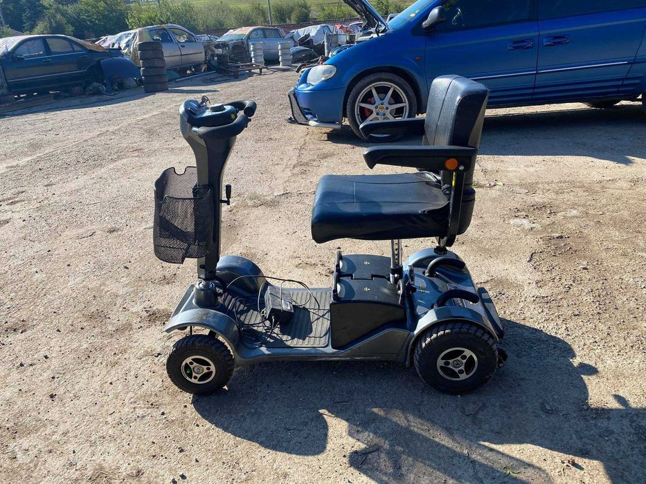 Скутер за трудно подвижни хора или инвалиди