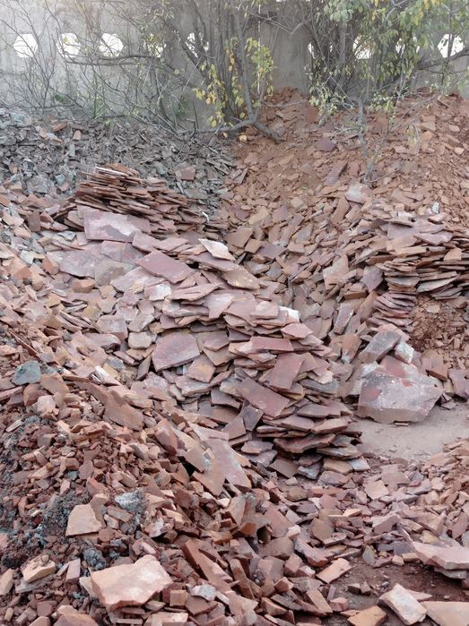 Красный рваный камень