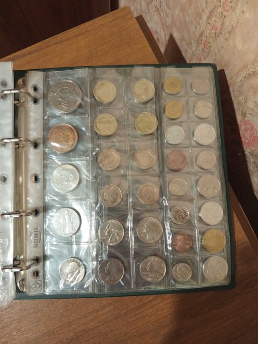 Альбом для нумизматики, с монетами.
