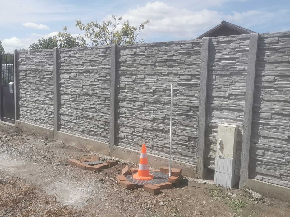 Gard plăci și stâlpi beton cu Montaj inclus! 210 lei.
