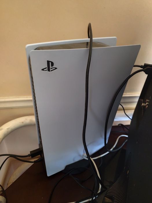 Продам PS5, в комплекте 3 джойстика
