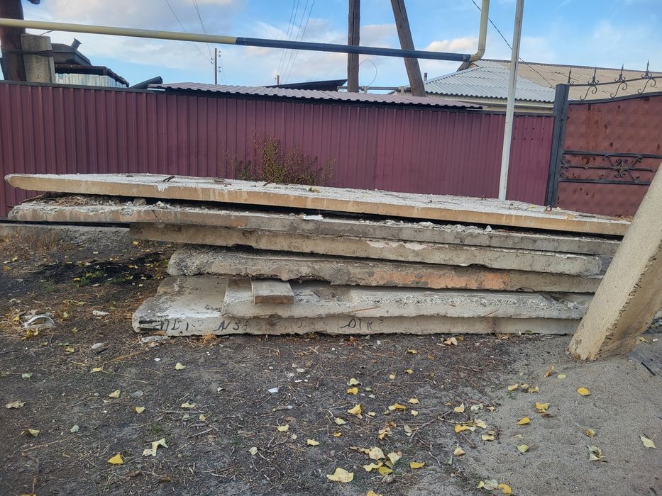 Батарея чугунные, бетонные блоки