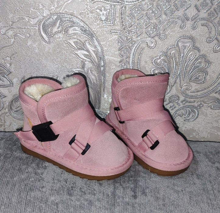 Сапожки уги на девочку.  2 пары