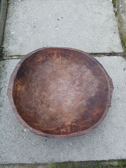 Дървени корита, гаванки, и мъжки кожен колан